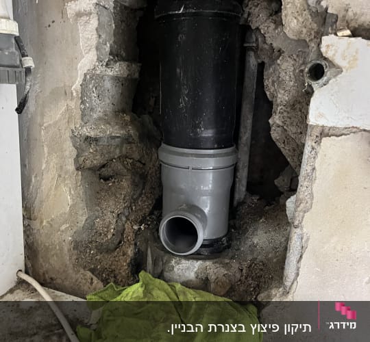 צינור ביוב חשוף עם מטלית ירוקה
